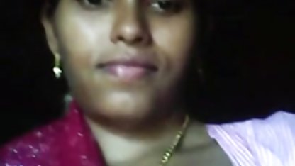 Onani av svensk poorfilm en flicka med asiatisk utseende i en kort kjol