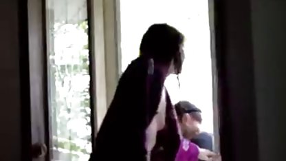 Två proforer sugade en svart kuk genom ett hål i väggen svensk lång porrfilm