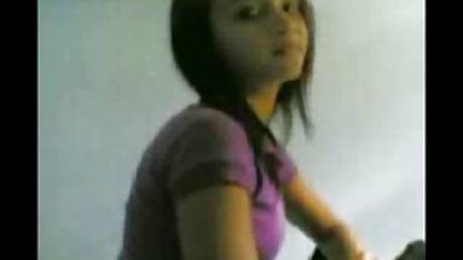 Sultry brunett får en ström av lesbisk svensk porr urin i en vas