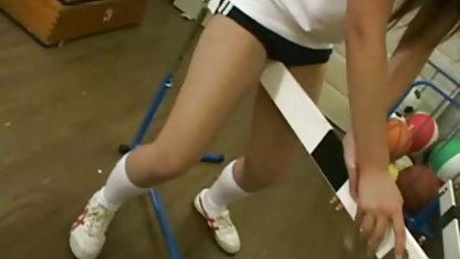 Tik med en vacker röv knullar i en cowgirl mogna damer porrfilm position