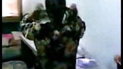 Killen leker med en flexibel livlig docka med svensk blondin porr en hårig fitta