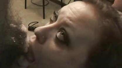 Ett äkta amatörporr par arton år gamla lesbiska har sex på ett biljardbord