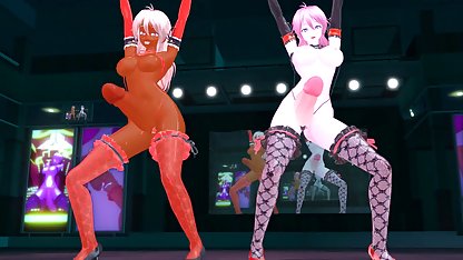 Den garvade bra svensk porrfilm blondinen avklädde sig och gick naken längs stadsgatan