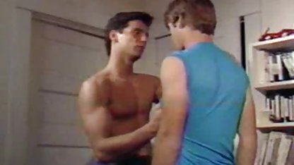 Muskulös ebenholts körde sin enorma kuk porr med tanter i en fitta med en vit tik