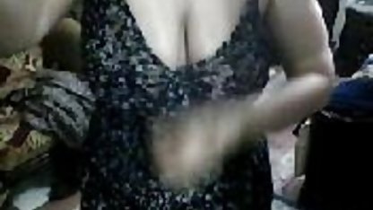 Fet rödhårig tjej är redo att smiska en tofflor på svensktalande porr en bar röv