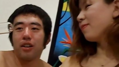 Flatbröst tik i strumpor sprider benen gratis svensk amatör porr framför en man