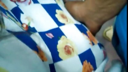 Ung kvinna som suger gammal svensk porrfilm i hennes bakre hål