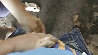 Indisk skönhet slickar en mulliga kvinnor porr stor dildo från alla sidor