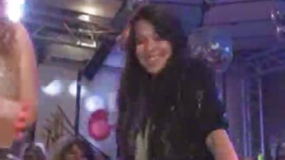 Ballerina Khokhlushka svensk porr hemma onanerar ett mössa vid maskinen