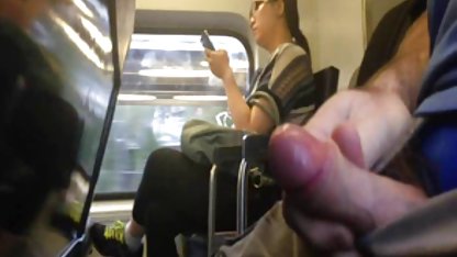 Blygsam brud i en mask amatör porrfilm bjöd in en vän för sex