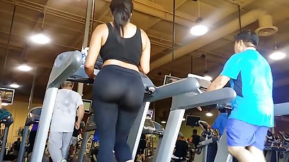 Flickan svensk fitta porr övertalade sin älskade pojkvän att blåsa henne