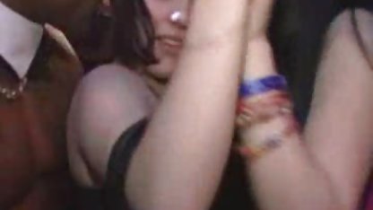 En knubbig brud filmas på en svensk porr hemmagjord dold kamera i ett solarium