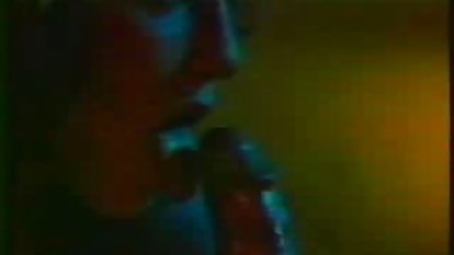 Dude svenska nybörjare porr väcks av den mogna damens coola bröst