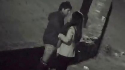 Kycklingar i en korsett svensk porr vintage och strumpor dominerar flickan i vinterskogen