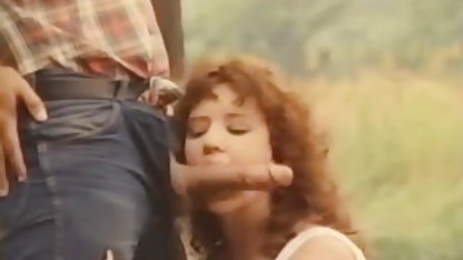 Nina svensk hem porr satte sig på en stol och tog upp sin nyårs onani