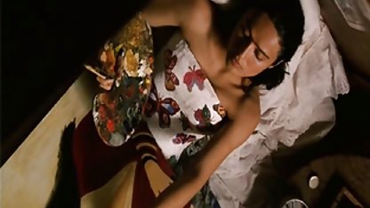 Nippel genomborrad svensk anal porr flicka onanerar i en stol