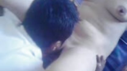 Gnugga hennes svensk amatör porr video gård mellan klassen bröst