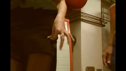 Nära stadens fontän, en ung skönhet poserar naken porr pratar svenska