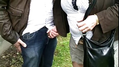 Busty kvinna svenskporrfilm i klackarna sugade en kedjad kille