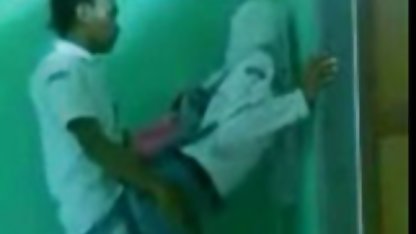 Läraren hjälpte eleven att lära porrfilm med mogna kvinnor sig anatomi genom sex