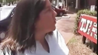 Baby hanterar skickligt benen smekar en kille porrfilm äldre kuk