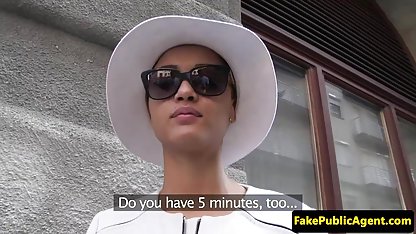 Äldre par knullas av en svensk porr hemma ung flicka