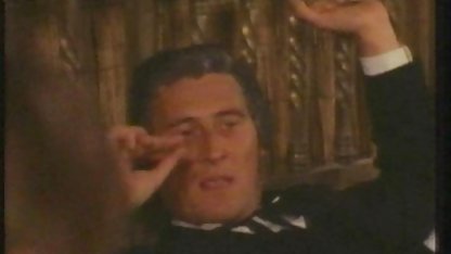 Tik i glasögon suger kuk genom ett hål swehub porr i väggen