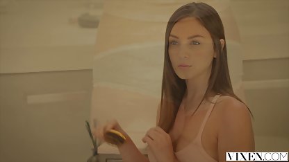 Naken kvinna porrfilm på svenska på ett kafé köper sig en shawarma