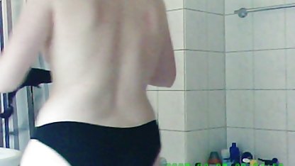 Röker svenska håriga fittor moster fångar ett surr från en satin nattklänning