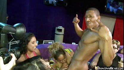 Unga flickor svensk lång porrfilm cums från deras lesbiska tillgivenhet