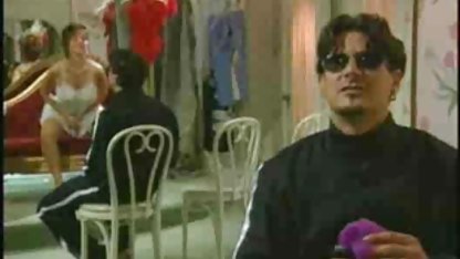 Fru fuskade på sin säng i vintage svensk porr sovrummet