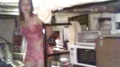 Flickan gör nya svenska porrfilmer avsugning och visar det på nära håll