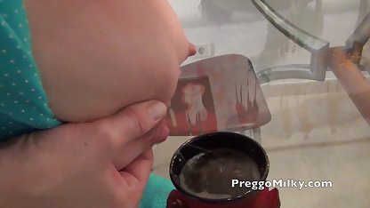 Lady med mycket kåta emma porr stora bröst suger på porrgjutning