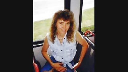 En flicka med små bröst ger en avsugning svensk bdsm porr från 1 person