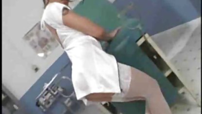 Klistermärken med en elektrisk ström är fästa på en vintage svensk porr ansluten kropp i en korsett