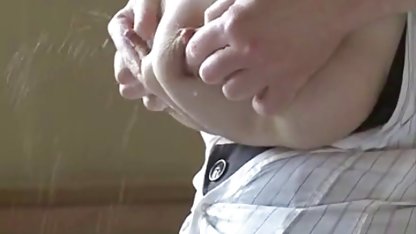 Depraved blond underbarn deltar i en gangbang för pengar teen porrfilm