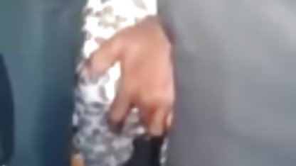 Lockig ebenholts avslappnad kåta kvinnor porr handjob i badet