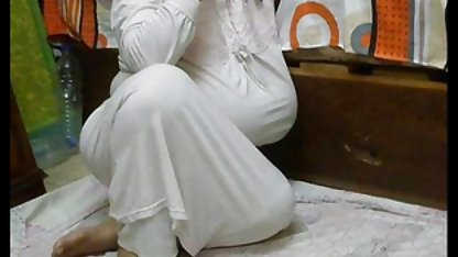 Flickan i randiga strumpor gav en fitta amatör porrfilm att slicka