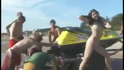 Eleverna porr med äldre damer arrangerade en snedställd sexorgie