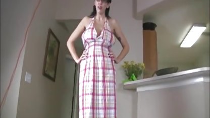 Rödhårig tik med stora tuttar rider i en svensk hora porr hästkvinna