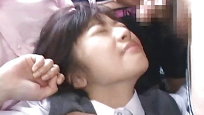 Upphetsade hingstar skjuter två kukar på en gång i hålen i en mogen svensk sex brunett i strumpor