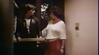 Kärleksfull fru porr med äldre damer onanerade makeens penis och satt på den