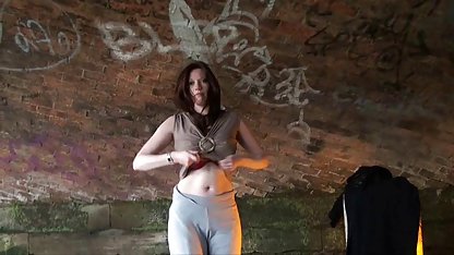 Babe med små bröst tycker om att hoppa på killen ung svensk porr