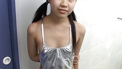 Svart Monik med hängande bröst amatör porrfilm suger kuk