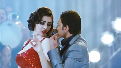 En tik med rosa 90 tals porr hår uppfödda för sex för pengar