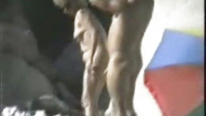 Honan solbad och efter att porrfilm äldre damer ha haft sex med en hal