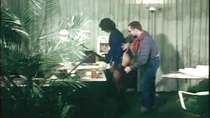 Cutien med små porr mogna kvinnor bröst ville imponera på mannen