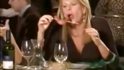 Två kycklingar i olika svensk porr hemma rum hamnar iväg