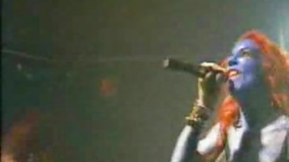 Graciös blondin med vackra äldre kvinnor porrfilm bröst går naken på gatan