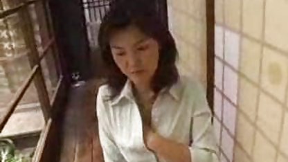 Två sexiga milfs gratis svensk porrfilm knullar med en ung man